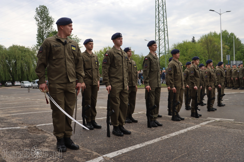 Fotorelacja: Pokaz Musztry Paradnej w wykonaniu uczniów Kwiatkowskiego w Myszkowie