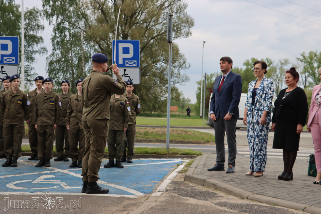 Fotorelacja: Pokaz Musztry Paradnej w wykonaniu uczniów Kwiatkowskiego w Myszkowie