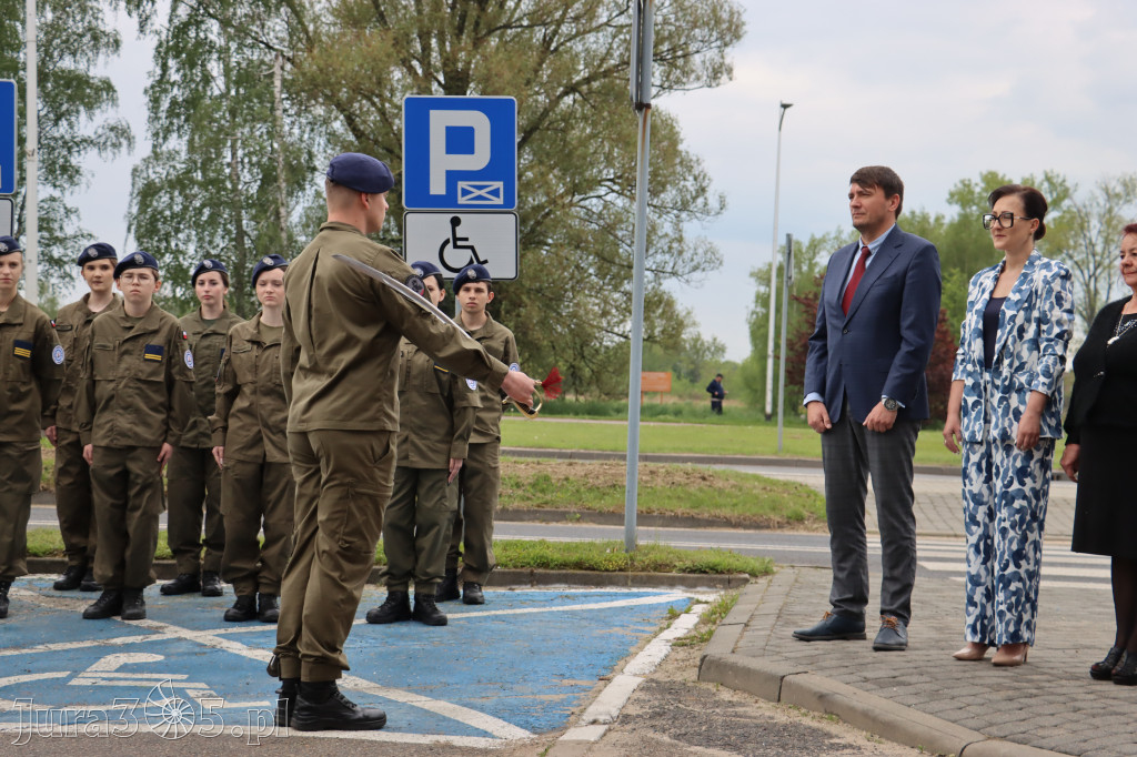 Fotorelacja: Pokaz Musztry Paradnej w wykonaniu uczniów Kwiatkowskiego w Myszkowie