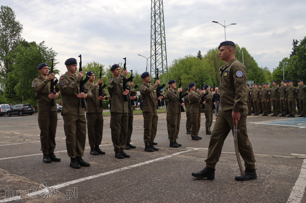 Fotorelacja: Pokaz Musztry Paradnej w wykonaniu uczniów Kwiatkowskiego w Myszkowie