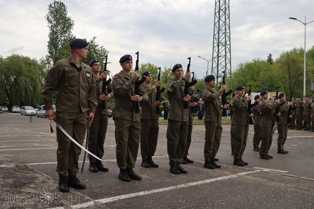 Fotorelacja: Pokaz Musztry Paradnej w wykonaniu uczniów Kwiatkowskiego w Myszkowie