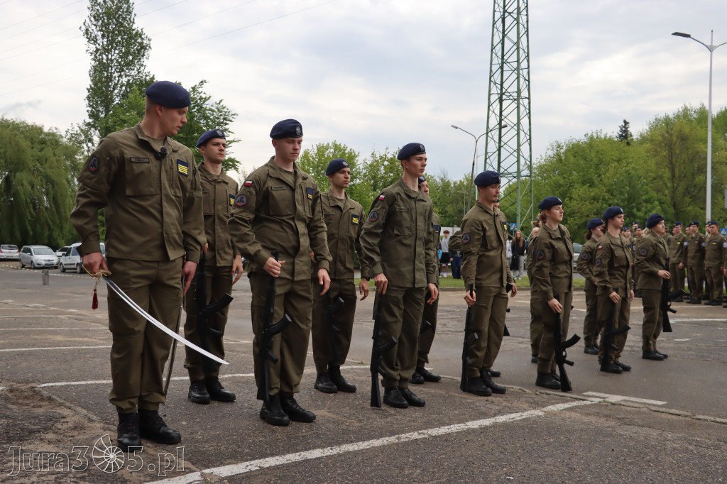 Fotorelacja: Pokaz Musztry Paradnej w wykonaniu uczniów Kwiatkowskiego w Myszkowie