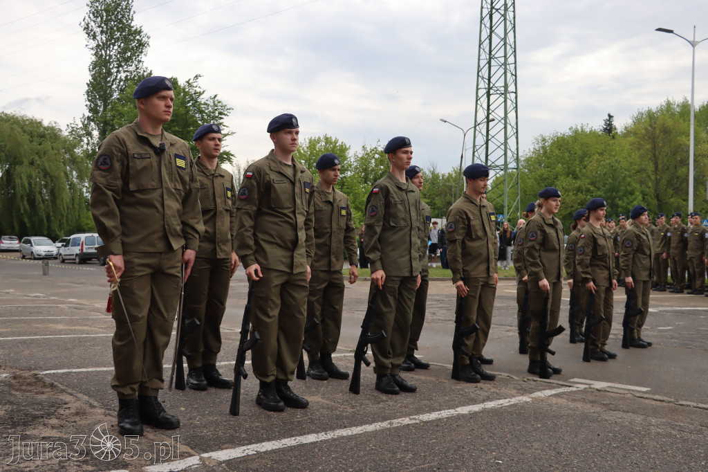 Fotorelacja: Pokaz Musztry Paradnej w wykonaniu uczniów Kwiatkowskiego w Myszkowie