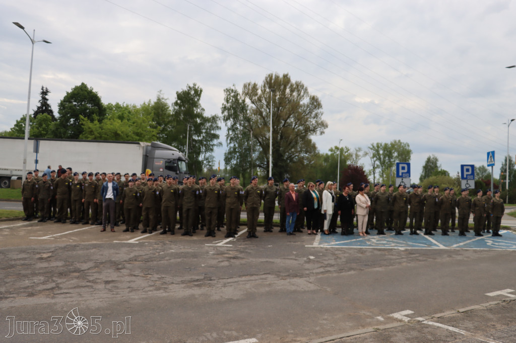 Fotorelacja: Pokaz Musztry Paradnej w wykonaniu uczniów Kwiatkowskiego w Myszkowie