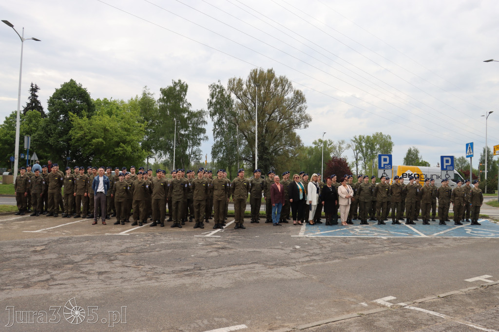 Fotorelacja: Pokaz Musztry Paradnej w wykonaniu uczniów Kwiatkowskiego w Myszkowie