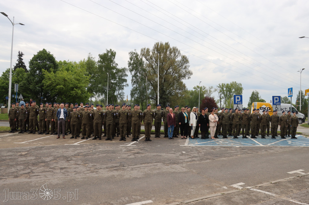 Fotorelacja: Pokaz Musztry Paradnej w wykonaniu uczniów Kwiatkowskiego w Myszkowie