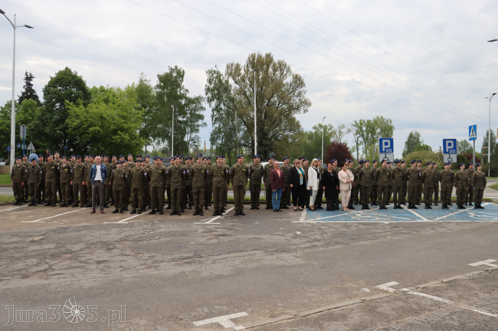 Fotorelacja: Pokaz Musztry Paradnej w wykonaniu uczniów Kwiatkowskiego w Myszkowie