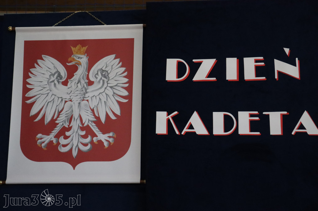 Fotorelacja: Pokaz Musztry Paradnej w wykonaniu uczniów Kwiatkowskiego w Myszkowie