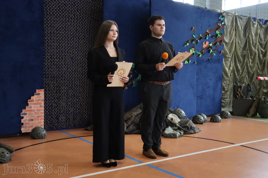 Fotorelacja: Pokaz Musztry Paradnej w wykonaniu uczniów Kwiatkowskiego w Myszkowie