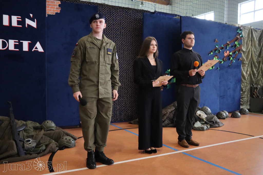 Fotorelacja: Pokaz Musztry Paradnej w wykonaniu uczniów Kwiatkowskiego w Myszkowie