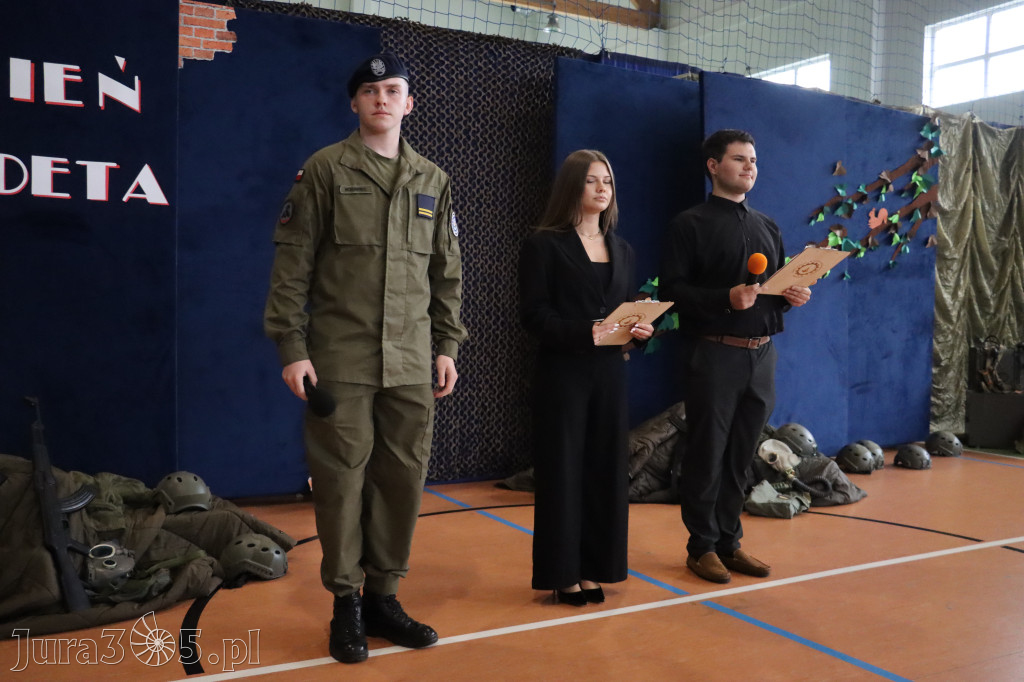 Fotorelacja: Pokaz Musztry Paradnej w wykonaniu uczniów Kwiatkowskiego w Myszkowie