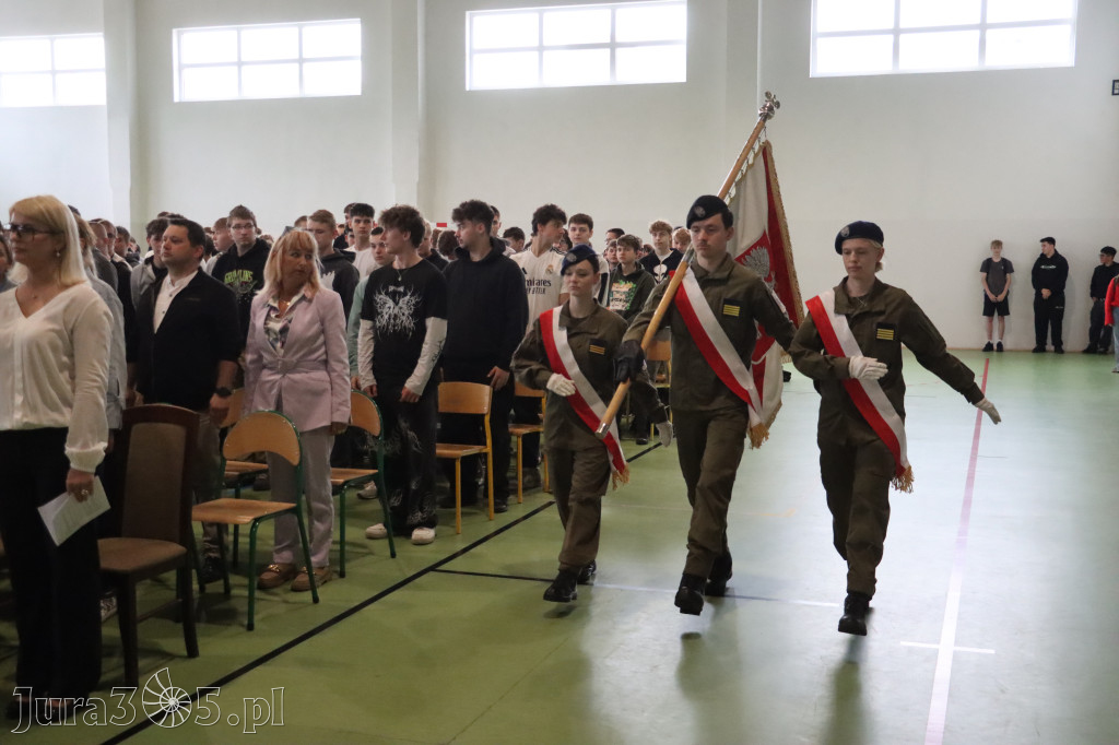 Fotorelacja: Pokaz Musztry Paradnej w wykonaniu uczniów Kwiatkowskiego w Myszkowie