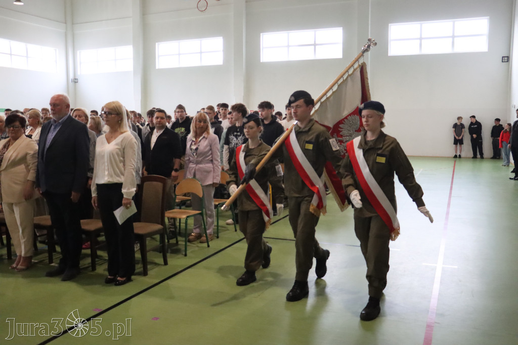 Fotorelacja: Pokaz Musztry Paradnej w wykonaniu uczniów Kwiatkowskiego w Myszkowie