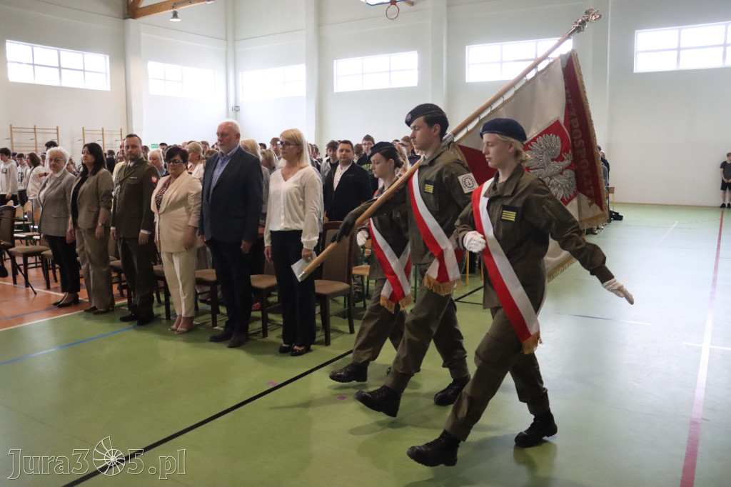 Fotorelacja: Pokaz Musztry Paradnej w wykonaniu uczniów Kwiatkowskiego w Myszkowie