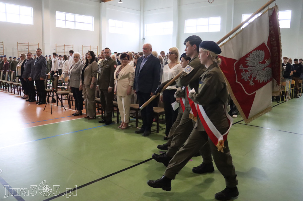 Fotorelacja: Pokaz Musztry Paradnej w wykonaniu uczniów Kwiatkowskiego w Myszkowie