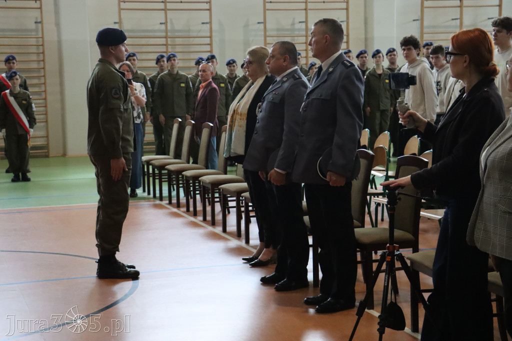 Fotorelacja: Pokaz Musztry Paradnej w wykonaniu uczniów Kwiatkowskiego w Myszkowie