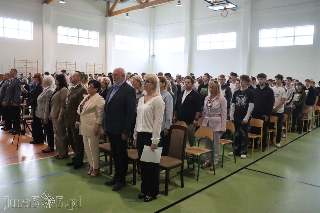 Fotorelacja: Pokaz Musztry Paradnej w wykonaniu uczniów Kwiatkowskiego w Myszkowie