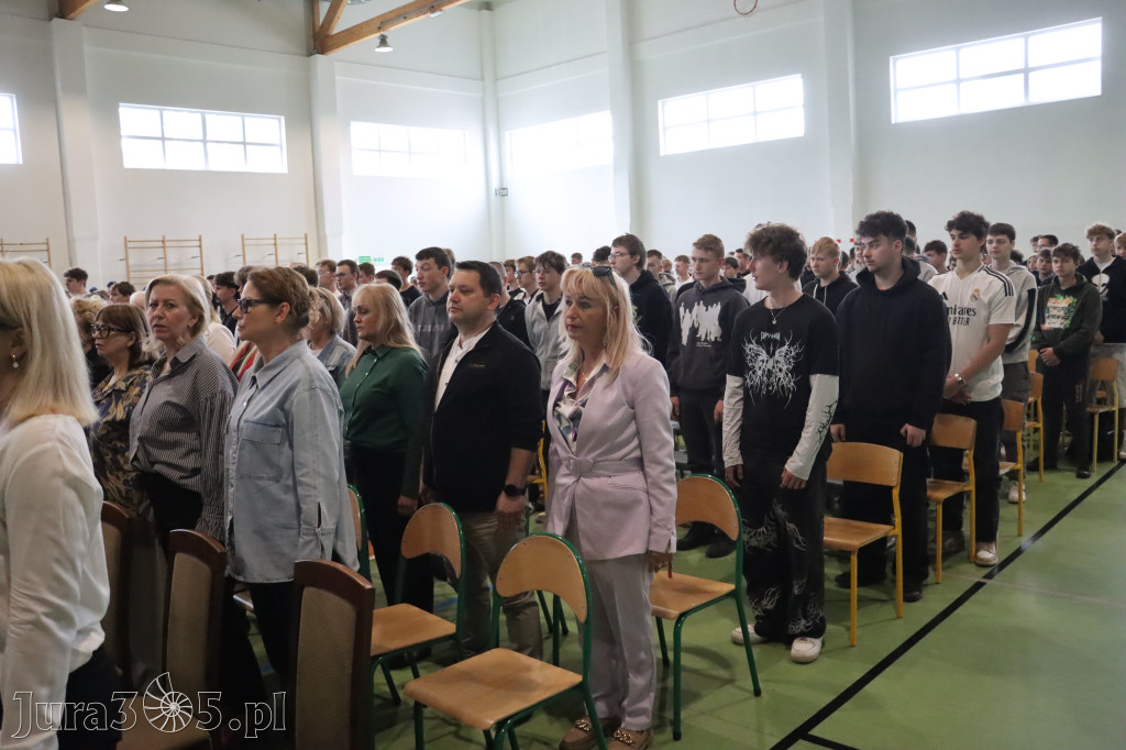 Fotorelacja: Pokaz Musztry Paradnej w wykonaniu uczniów Kwiatkowskiego w Myszkowie