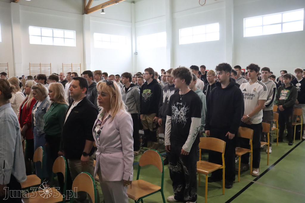 Fotorelacja: Pokaz Musztry Paradnej w wykonaniu uczniów Kwiatkowskiego w Myszkowie