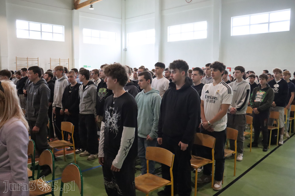 Fotorelacja: Pokaz Musztry Paradnej w wykonaniu uczniów Kwiatkowskiego w Myszkowie