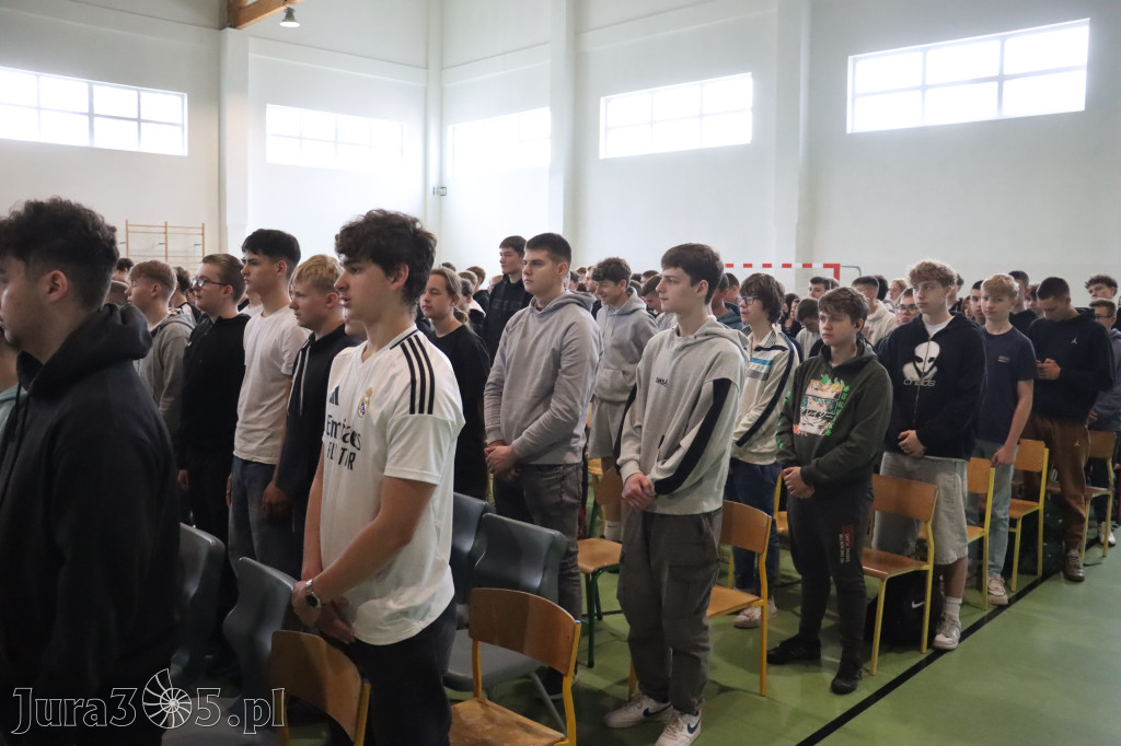 Fotorelacja: Pokaz Musztry Paradnej w wykonaniu uczniów Kwiatkowskiego w Myszkowie