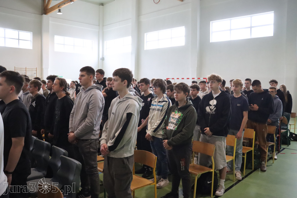 Fotorelacja: Pokaz Musztry Paradnej w wykonaniu uczniów Kwiatkowskiego w Myszkowie