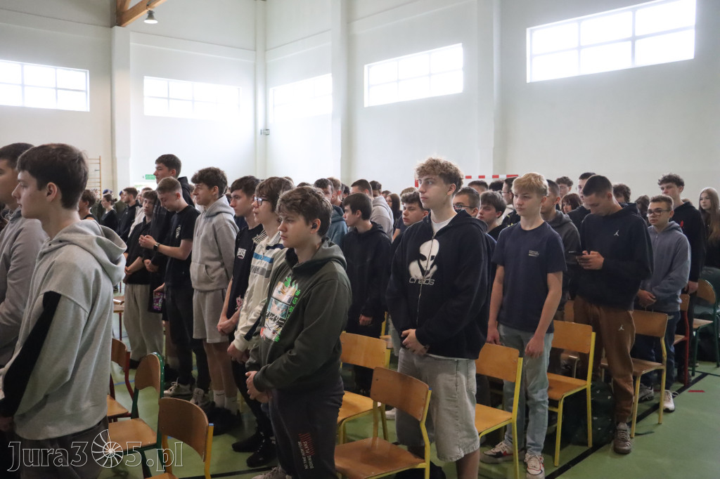 Fotorelacja: Pokaz Musztry Paradnej w wykonaniu uczniów Kwiatkowskiego w Myszkowie