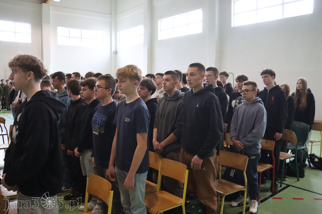 Fotorelacja: Pokaz Musztry Paradnej w wykonaniu uczniów Kwiatkowskiego w Myszkowie