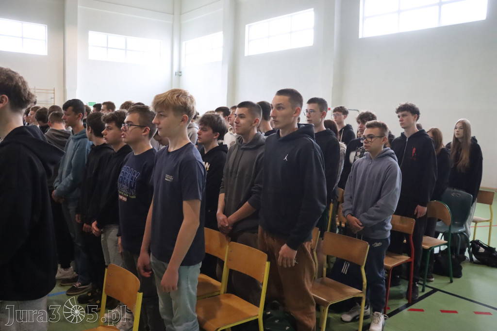 Fotorelacja: Pokaz Musztry Paradnej w wykonaniu uczniów Kwiatkowskiego w Myszkowie