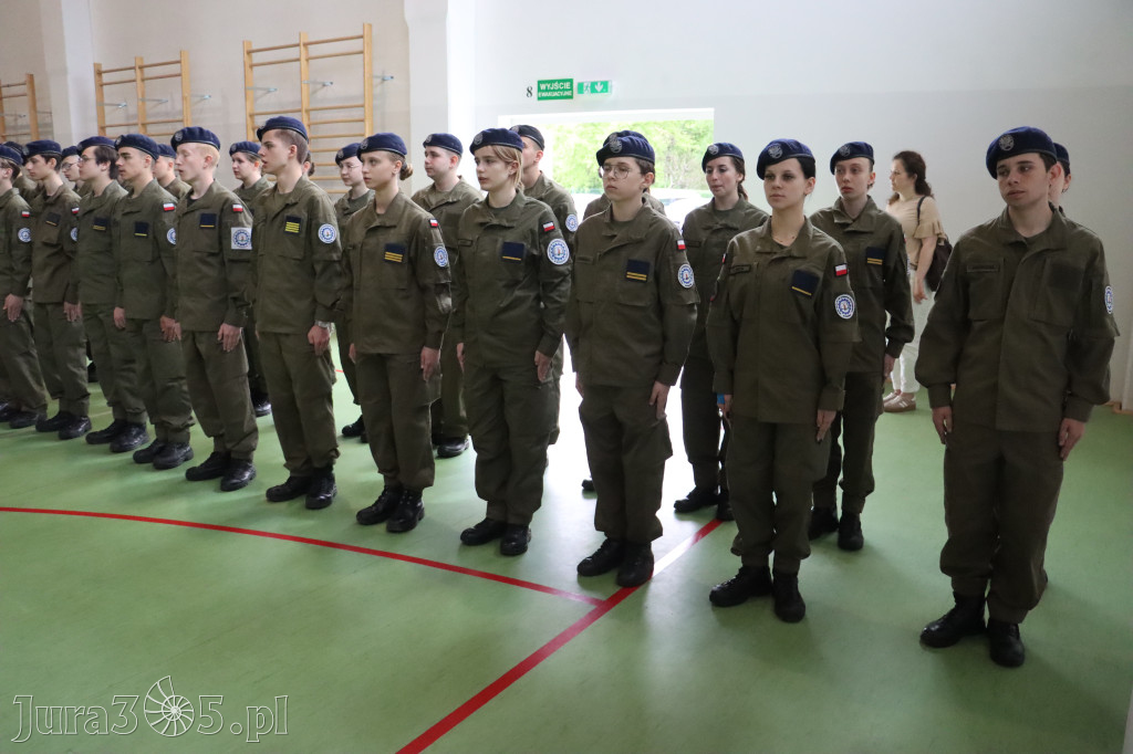 Fotorelacja: Pokaz Musztry Paradnej w wykonaniu uczniów Kwiatkowskiego w Myszkowie