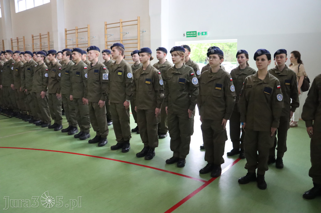 Fotorelacja: Pokaz Musztry Paradnej w wykonaniu uczniów Kwiatkowskiego w Myszkowie