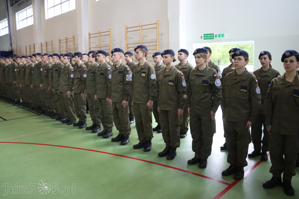 Fotorelacja: Pokaz Musztry Paradnej w wykonaniu uczniów Kwiatkowskiego w Myszkowie