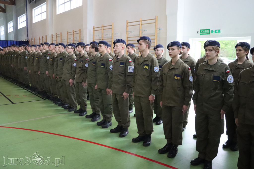 Fotorelacja: Pokaz Musztry Paradnej w wykonaniu uczniów Kwiatkowskiego w Myszkowie