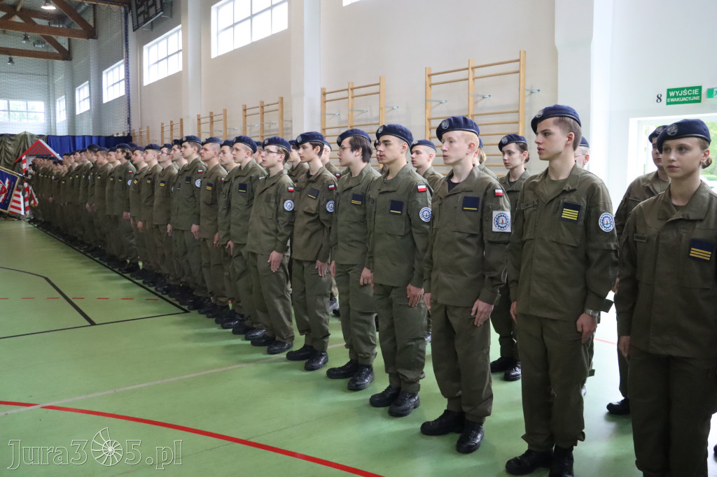 Fotorelacja: Pokaz Musztry Paradnej w wykonaniu uczniów Kwiatkowskiego w Myszkowie