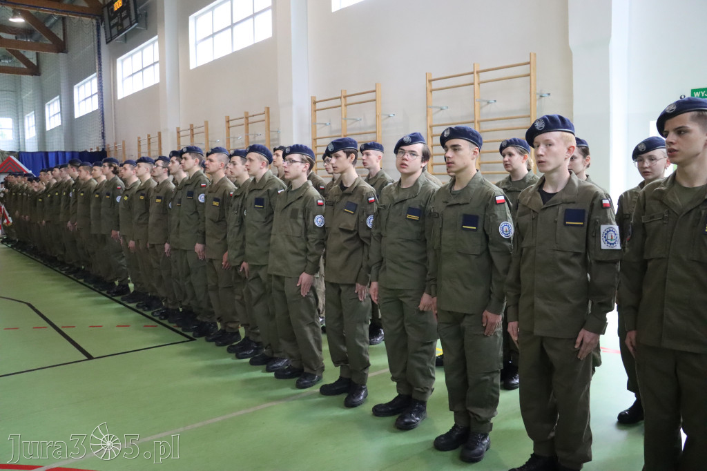 Fotorelacja: Pokaz Musztry Paradnej w wykonaniu uczniów Kwiatkowskiego w Myszkowie