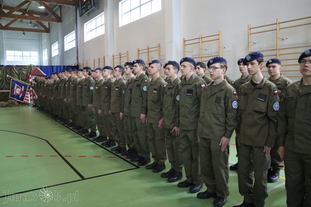 Fotorelacja: Pokaz Musztry Paradnej w wykonaniu uczniów Kwiatkowskiego w Myszkowie