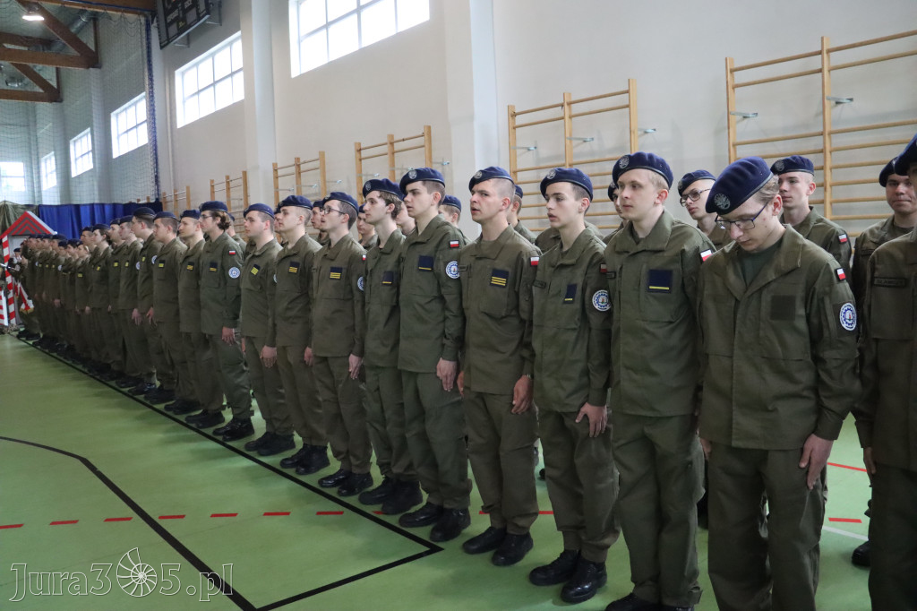 Fotorelacja: Pokaz Musztry Paradnej w wykonaniu uczniów Kwiatkowskiego w Myszkowie