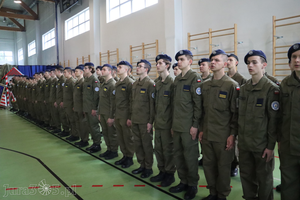 Fotorelacja: Pokaz Musztry Paradnej w wykonaniu uczniów Kwiatkowskiego w Myszkowie