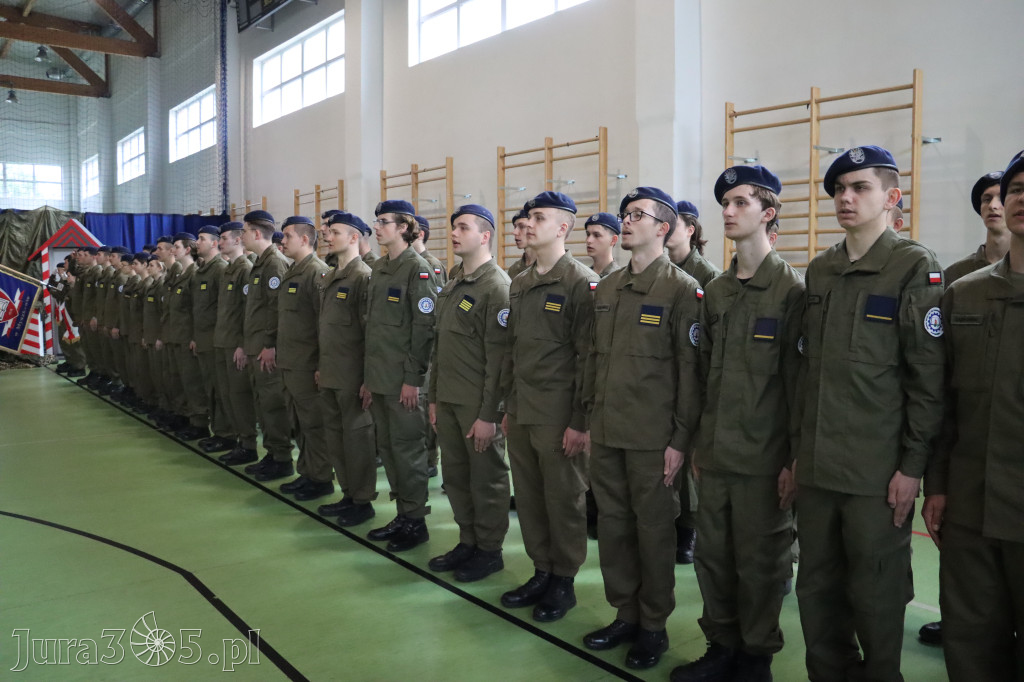 Fotorelacja: Pokaz Musztry Paradnej w wykonaniu uczniów Kwiatkowskiego w Myszkowie
