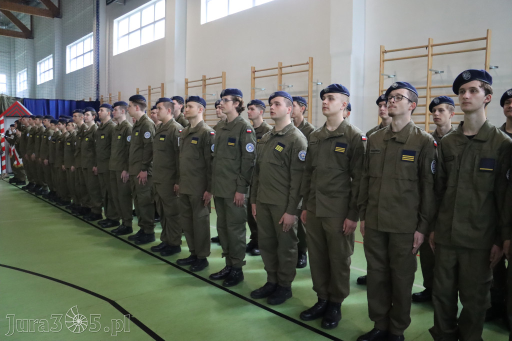 Fotorelacja: Pokaz Musztry Paradnej w wykonaniu uczniów Kwiatkowskiego w Myszkowie