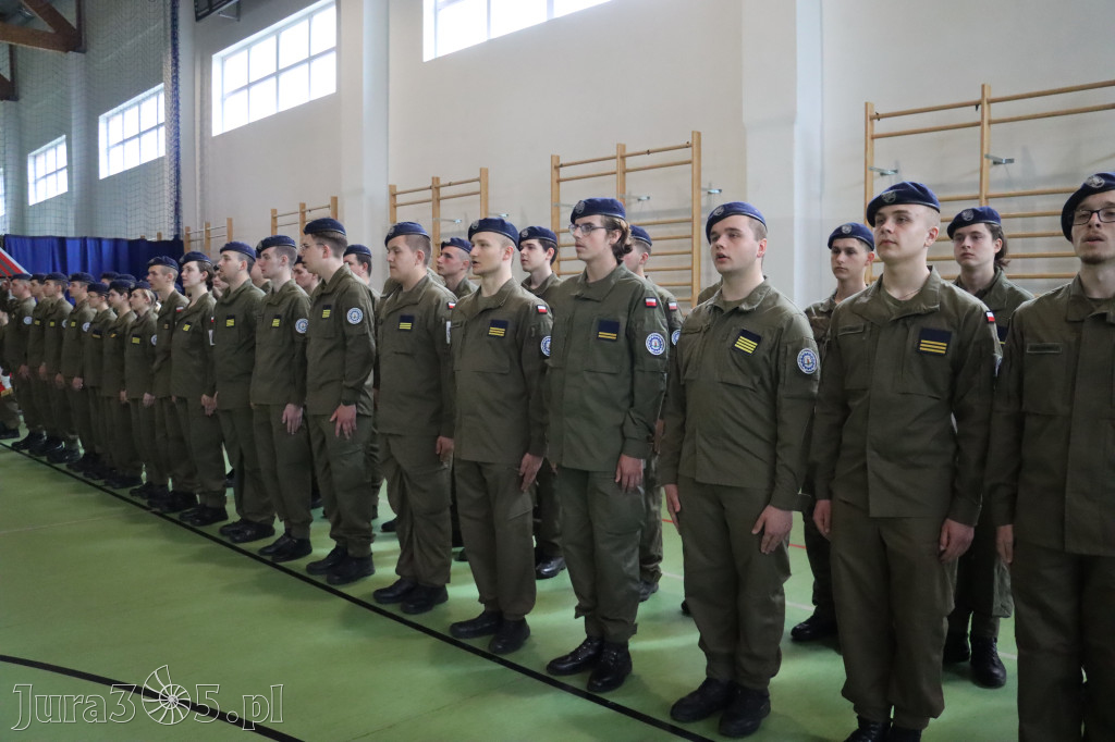 Fotorelacja: Pokaz Musztry Paradnej w wykonaniu uczniów Kwiatkowskiego w Myszkowie
