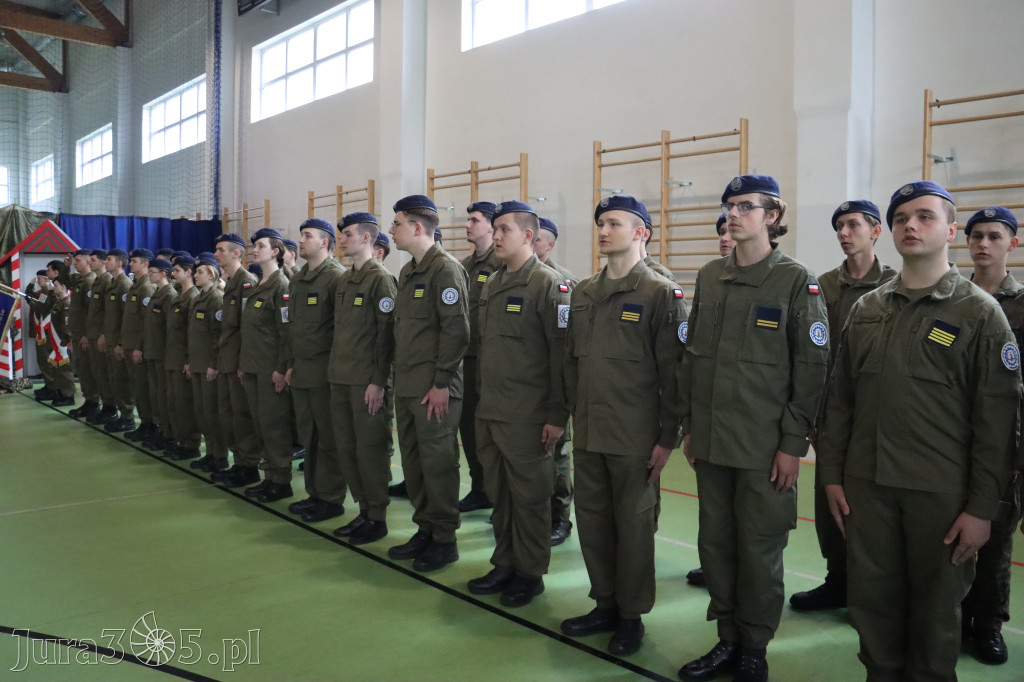 Fotorelacja: Pokaz Musztry Paradnej w wykonaniu uczniów Kwiatkowskiego w Myszkowie