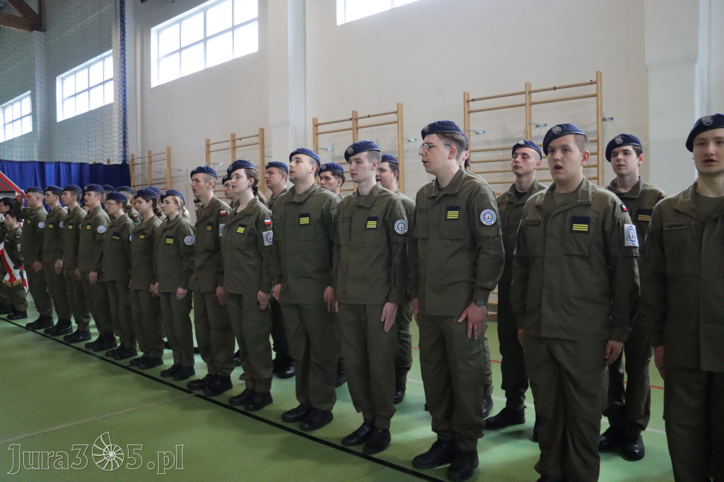 Fotorelacja: Pokaz Musztry Paradnej w wykonaniu uczniów Kwiatkowskiego w Myszkowie