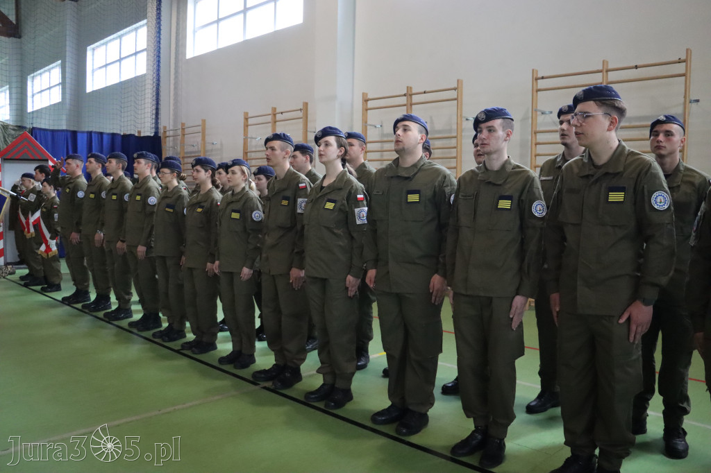 Fotorelacja: Pokaz Musztry Paradnej w wykonaniu uczniów Kwiatkowskiego w Myszkowie