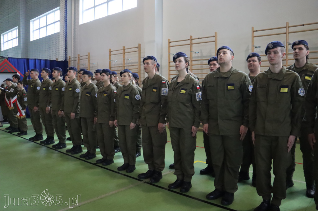 Fotorelacja: Pokaz Musztry Paradnej w wykonaniu uczniów Kwiatkowskiego w Myszkowie