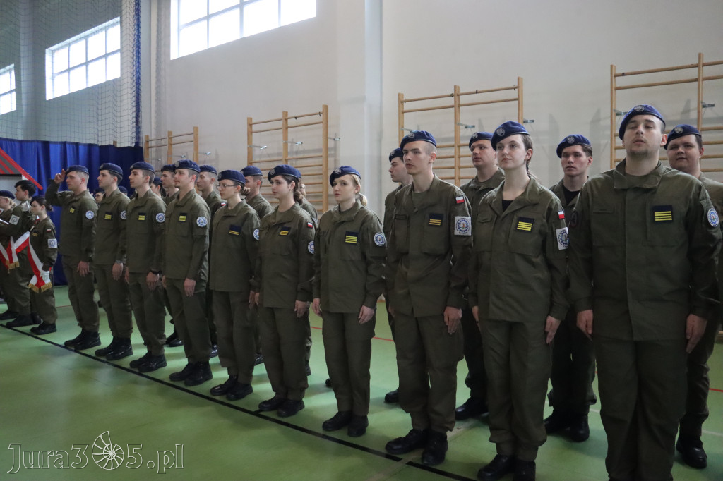 Fotorelacja: Pokaz Musztry Paradnej w wykonaniu uczniów Kwiatkowskiego w Myszkowie