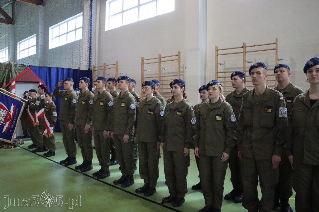 Fotorelacja: Pokaz Musztry Paradnej w wykonaniu uczniów Kwiatkowskiego w Myszkowie