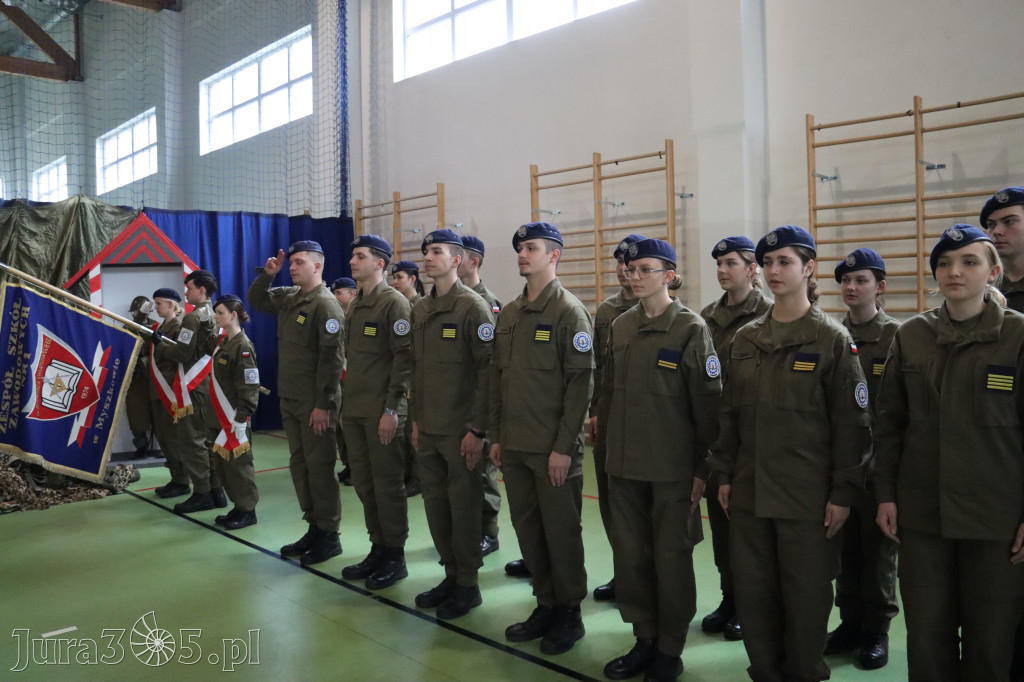 Fotorelacja: Pokaz Musztry Paradnej w wykonaniu uczniów Kwiatkowskiego w Myszkowie