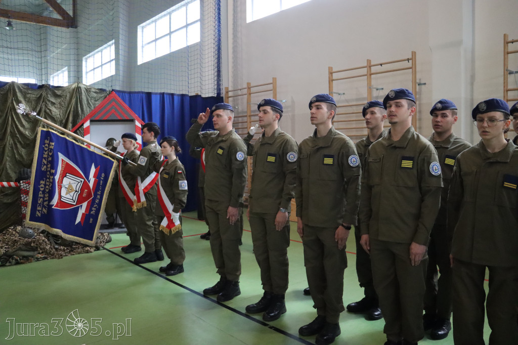 Fotorelacja: Pokaz Musztry Paradnej w wykonaniu uczniów Kwiatkowskiego w Myszkowie