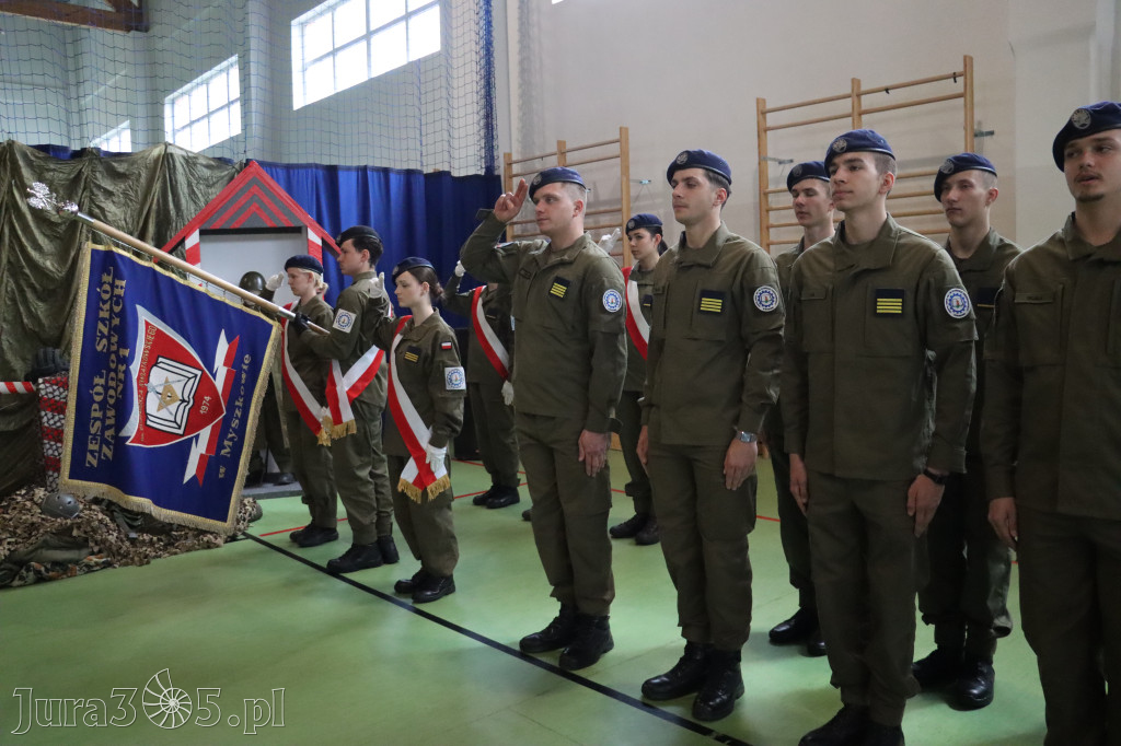 Fotorelacja: Pokaz Musztry Paradnej w wykonaniu uczniów Kwiatkowskiego w Myszkowie